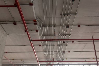 Tavana kurulmuş elektrik kabloları için boru hattı