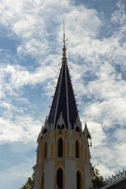Budist tapınağının kulesine sahip Thai Katolik kilisesi.