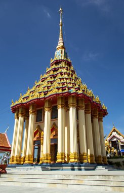 Tayland 'da mavi gökyüzü arka planına sahip güzel pagoda stupası
