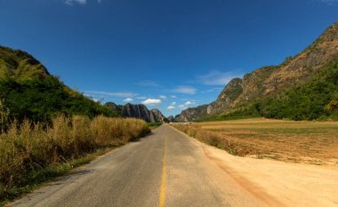 Tayland 'daki güzel dağ ve mavi gökyüzü manzarası