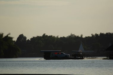 Geleneksel feribot köprüsü Tayland 'da nehri geçiyor