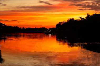Güzel renkli gündoğumu arkaplanı nehrin üzerinde
