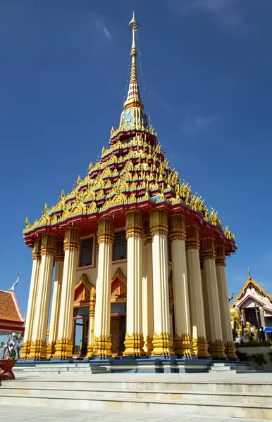 Tayland 'da mavi gökyüzü arka planına sahip güzel pagoda stupası