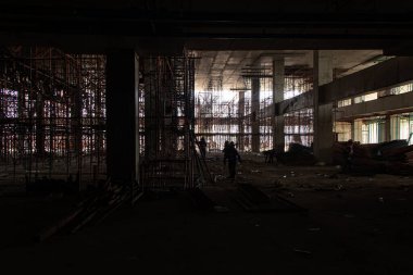 İnşaat alanında beton döşeme ve yapı iskelesi. Yatay çerçeveli çekim.