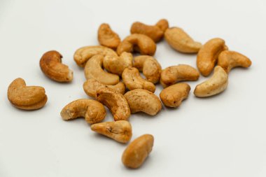 Beyaz bir arka plan üzerinde kızarmış kaju yığını. İzole