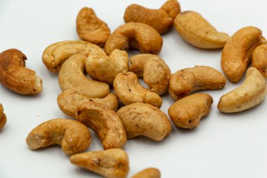 Beyaz bir arka plan üzerinde kızarmış kaju yığını. İzole