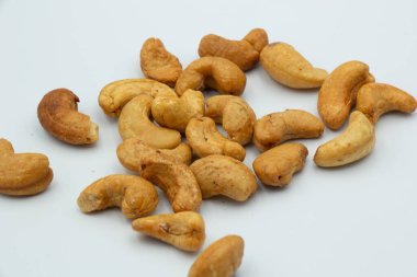 Beyaz bir arka plan üzerinde kızarmış kaju yığını. İzole