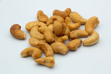 Beyaz bir arka plan üzerinde kızarmış kaju yığını. İzole