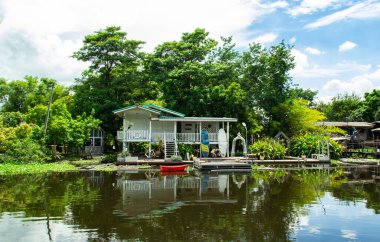 Tayland 'da kanal boyunca güzel beyaz bir ev.