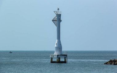 Tayland deniz ve mavi gökyüzü beyaz deniz feneri