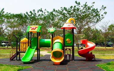 Parktaki renkli çocuklar için oyun alanı ekipmanları