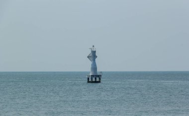 Tayland deniz ve mavi gökyüzü beyaz deniz feneri