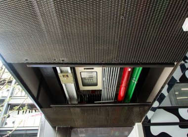 Tavanda elektrik kablosu ve boru var.