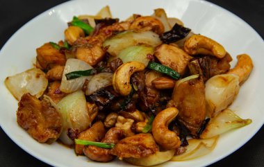 Tayland yemeği kızarmış tavuğu fındıkla karıştırır.