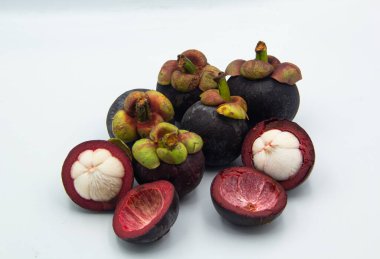 Beyaz arka plan üzerinde izole kesim ile mangosten meyve