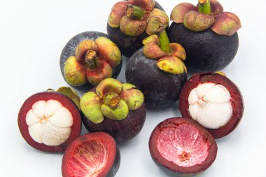 Beyaz arka plan üzerinde izole kesim ile mangosten meyve