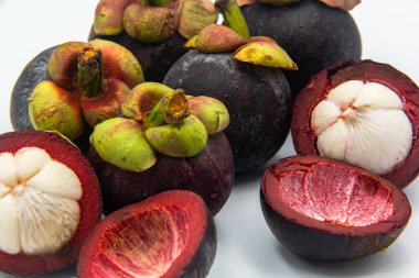 Beyaz arka plan üzerinde izole kesim ile mangosten meyve