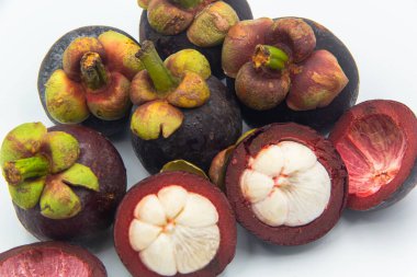 Beyaz arka plan üzerinde izole kesim ile mangosten meyve