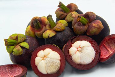 Beyaz arka plan üzerinde izole kesim ile mangosten meyve