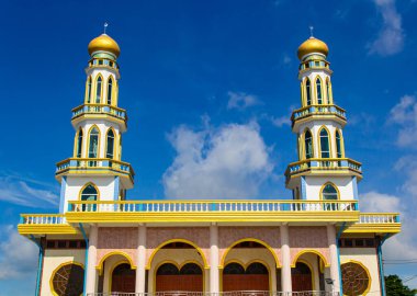 Mavi arka plandaki Müslüman camii