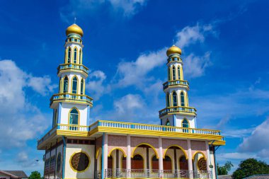Mavi arka plandaki Müslüman camii