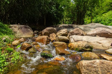Şelalenin altındaki taşlar, arka plan olarak yakın şelale..