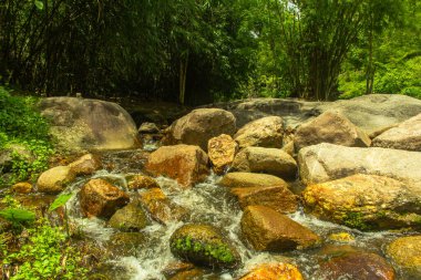 Şelalenin altındaki taşlar, arka plan olarak yakın şelale..