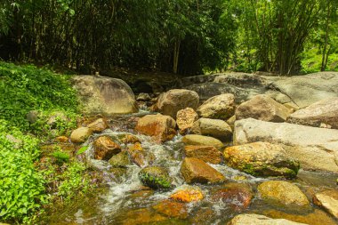 Şelalenin altındaki taşlar, arka plan olarak yakın şelale..