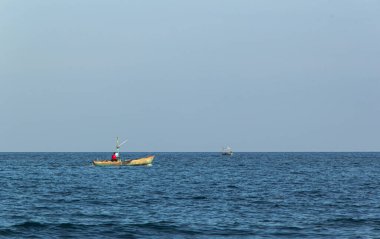 Küçük balıkçı teknesi mavi gökyüzü Tayland ile mavi denizde yüzen.
