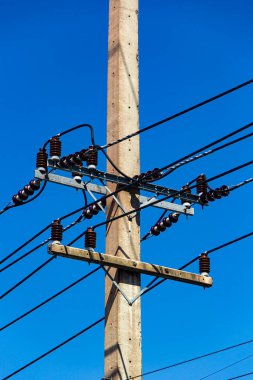 Yüksek voltajlı gökyüzü elektrik direği