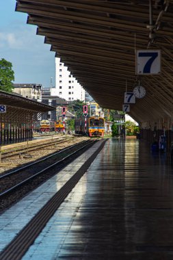 Bangkok istasyonundaki tren raylarında.