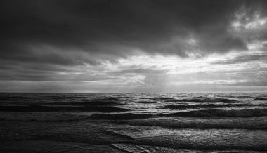 Arka plan olarak denizdeki bulutlu hava