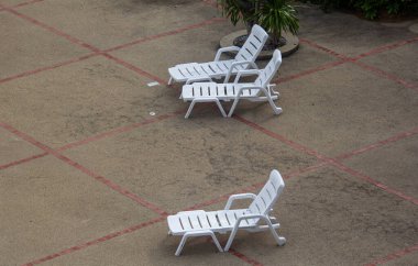 Otel havuzunda havuz etrafında sandalye.