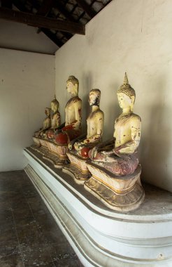Buddha heykelini kapat. Tayland tapınağında sıraya otur.