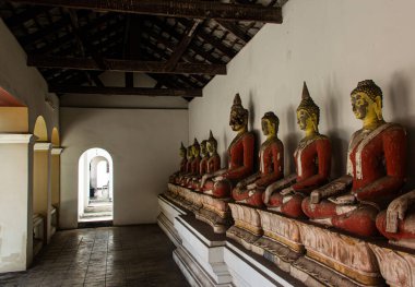 Buddha heykelini kapat. Tayland tapınağında sıraya otur.
