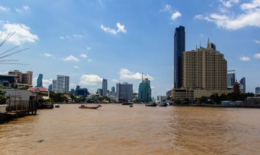 Chao Phraya Nehri ve güzel mavi gökyüzü ile Bangkok şehir manzarası