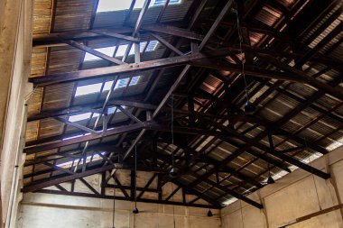 Mimari endüstriyel arka plan. Tavan, çatı ve aydınlatma bir eski terk edilmiş fabrika bina ya da ambar