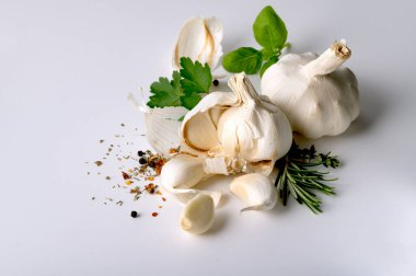 Hafif arkaplanda beyaz sarımsak ve baharatlar