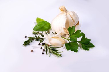 Sarımsak ve biberiye, beyaz arka planda izole edilmiş..