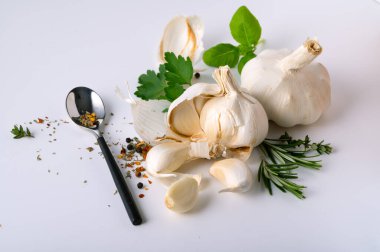 Beyaz masada maydanozlu ve biberiyeli sarımsak.