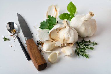 Beyaz arka planda sarımsak ve maydanoz