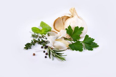 Sarımsak karanfili ve maydanoz gri arka planda izole edilmiş.