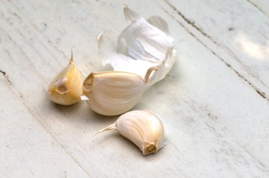 beyaz zemin üzerine taze sarımsak