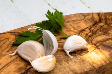 Tahta arka planda taze sarımsak.