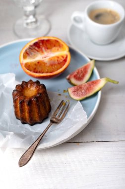 İncir ve kan portakallı taze, lezzetli bir kanele.