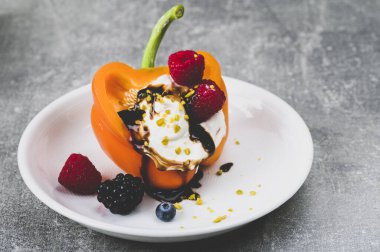 Krem peynirli kırmızı biber, böğürtlen ve fındık. Meyveli tatlı