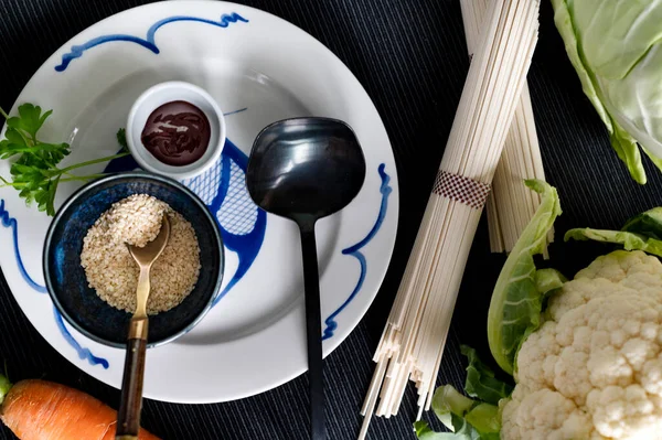 健康的なアジア料理健康的な食の概念です 新鮮な野菜カリフラワーホワイシンソースニンジンブラックペッパー木のテーブルの上で — ストック写真