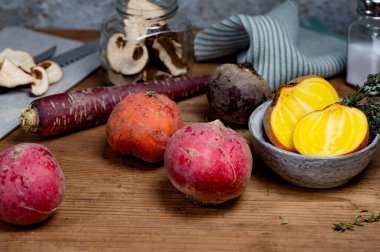 natürmort. Sebze, pancar, siyah havuç ve kuru mantar.