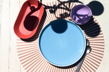 Güneşli bir günde boş renkli tabakların üst görünümü 