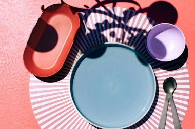 Güneşli bir günde boş renkli tabakların üst görünümü 